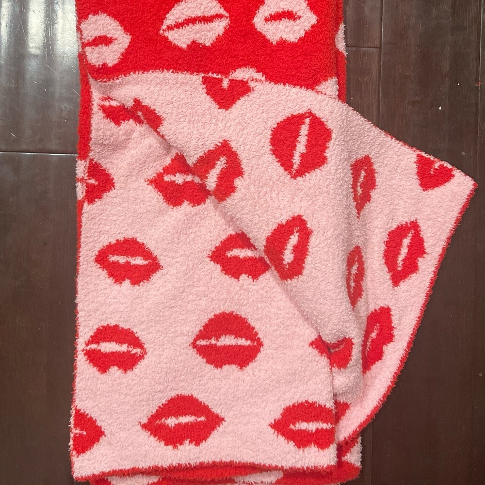 Rachel Roy 💋 oversized valentine blanket *NEW*
